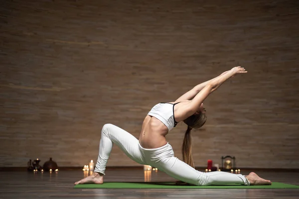 İnce Bayan pratik yoga yalnız iken düşük hamle poz yapıyor — Stok fotoğraf