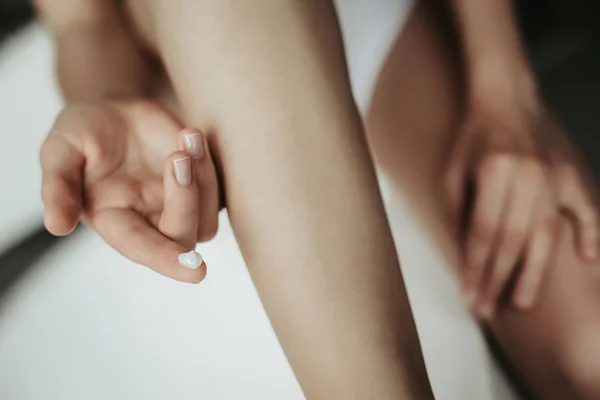 Женская рука с каплей сливок внутри — стоковое фото