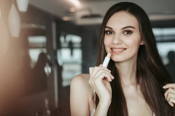 Šťastná žena použití make-up v bytě — Stock fotografie
