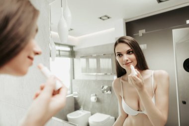 Parlak oda dudaklarında rouging memnun kadın