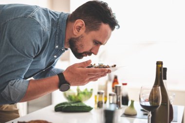 Genç adam kavrulmuş Dana biftek harika aroma kokulu
