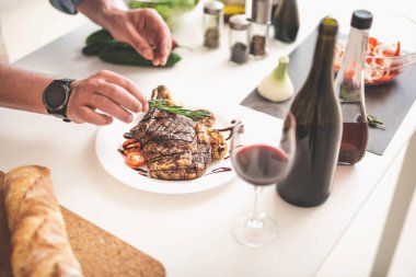 Adam biberiye kavrulmuş Dana biftek için ekleme