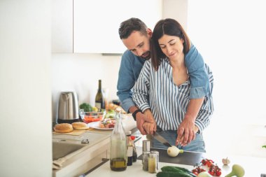 Güzel genç çift birlikte evde yemek