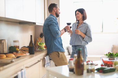 Zevk içecekler mutfakta güzel genç çift