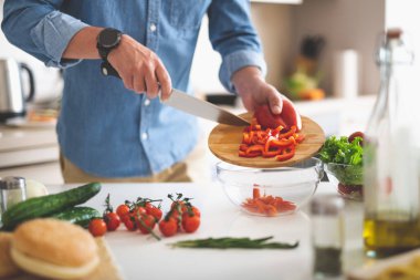 Kırmızı biber kaseye koyarak adam dilimlenmiş