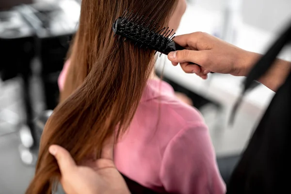 Zár-megjelöl-a kezek, megható, hosszú haj, és használja a hajkefe — Stock Fotó