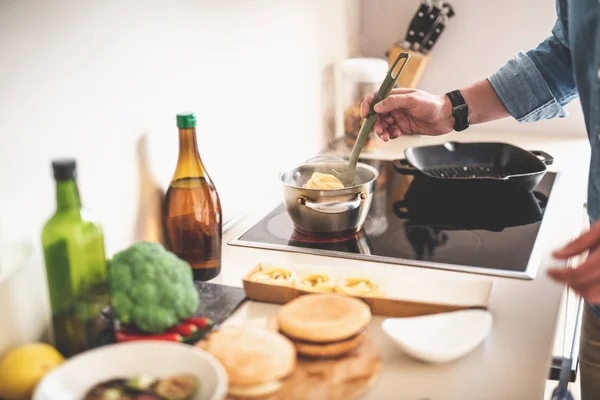 Primer Plano Mano Masculina Sosteniendo Cuchara Cocina Con Tagliatelle Está — Foto de Stock