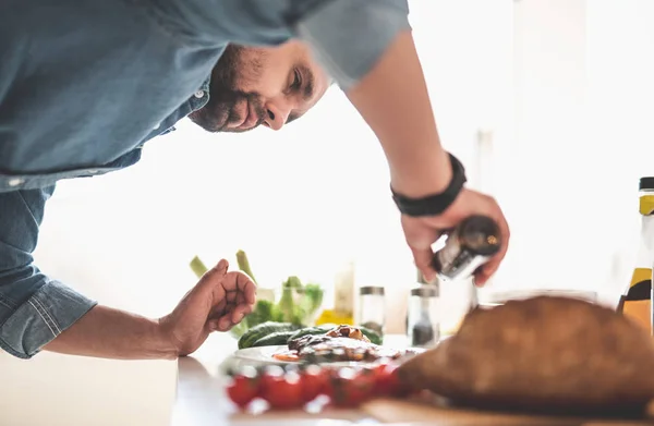 Lage Hoek Portret Van Knappe Gentleman Kruiden Gegrilde Biefstuk — Stockfoto