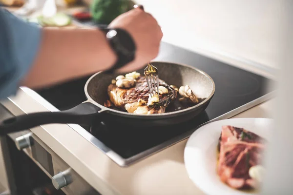 Mann probiert Zutaten von gebratenem Rindersteak — Stockfoto