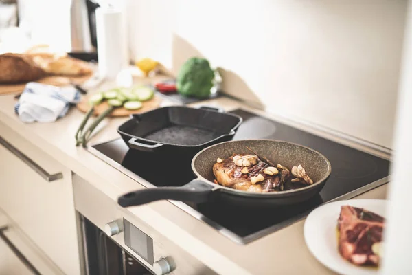 Delicioso bistec asado en sartén — Foto de Stock