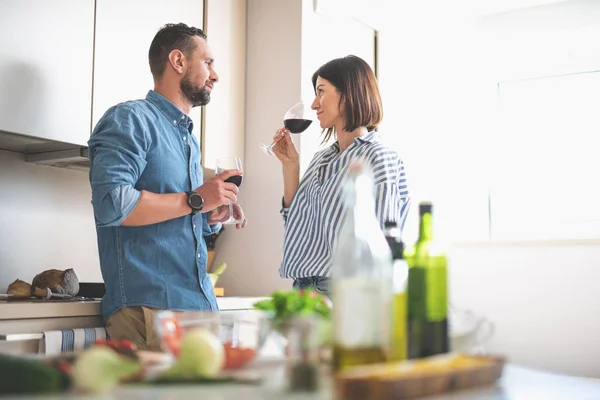 Bella coppia godendo bevande alcoliche in cucina accogliente — Foto Stock