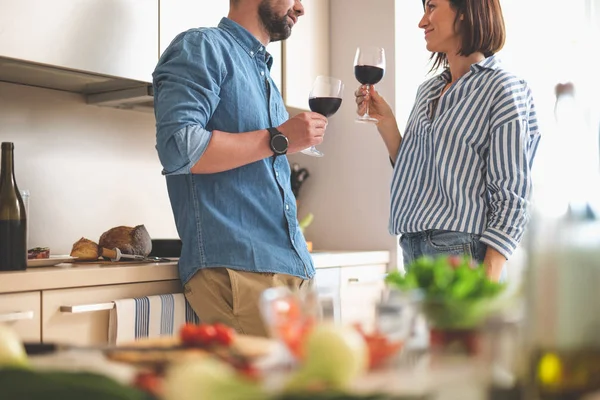 Vackra älskande par njuter av alkohol drycker i köket — Stockfoto