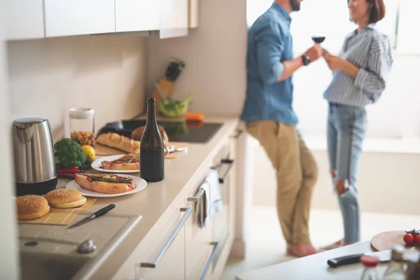 Ingredienser för matlagning och unga par på suddig bakgrund — Stockfoto