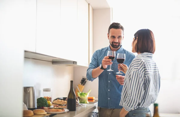 Bella coppia godendo bevande alcoliche in cucina — Foto Stock