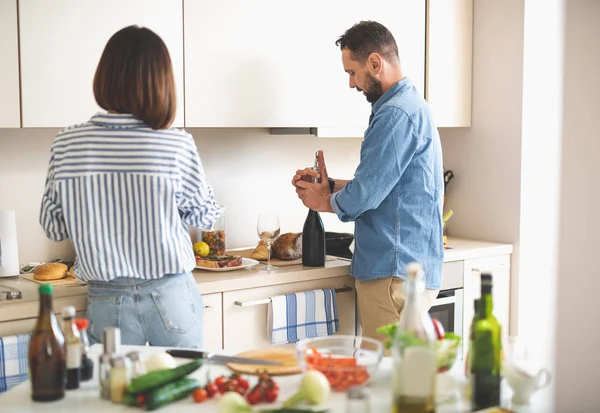 Vackra par förbereder för romantisk middag i köket — Stockfoto