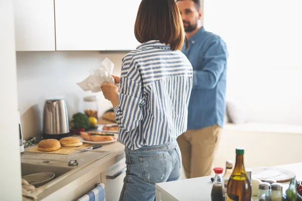 Ungt par förbereder för romantisk middag i köket — Stockfoto