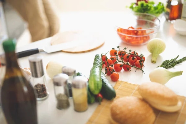 Witte keukentafel met ingrediënten voor het koken — Stockfoto