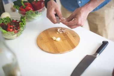 Madde için taze sebze salatası hazırlama adam