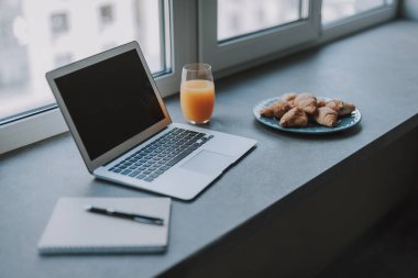 Şık minimalist işyeri evde iş kahvaltı ile