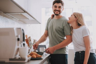 Mutlu genç hazırlama kahvaltı birlikte ışık iç çift