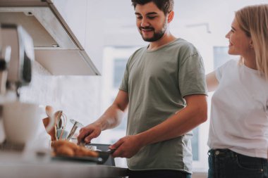 İki sevgili evde kahvaltı yemek vardır