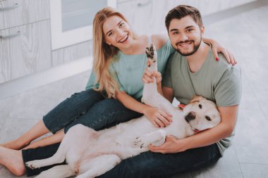 Köpek fotoğraf için poz ile genç Aile