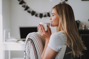 Onu sabah kahve evde güzel genç kadının