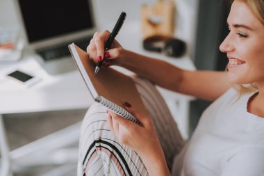 Notlar zevk ile olumlu çekici kadın