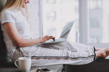 Neşeli sarışın kadın onu laptop evde kullanma