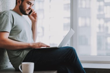 Konuşmak bir telefon sahip hoş sakallı adam