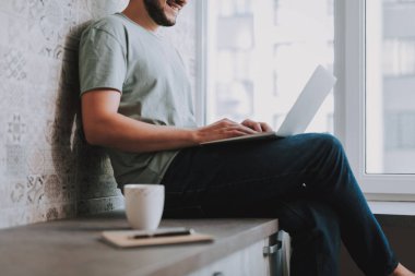 Onun kişisel dizüstü bilgisayar kullanarak pozitif erkek serbest meslek