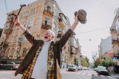 Şık neşeli yaşlı adam günün iyi geçiyor