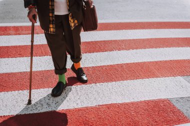 Hipster ihtiyar yaya geçidi durdurma