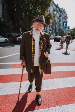Hipster neşeli yaşlı adam şehirde yürüyüş