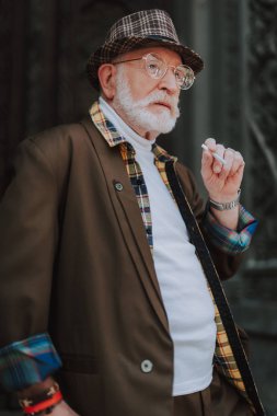Şık düşünceli emekli portre kadar kapatın