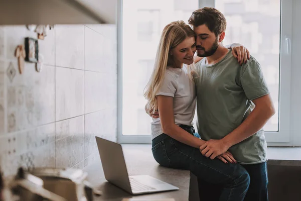 Romantisches Paar verbringt Zeit in der Küche — Stockfoto