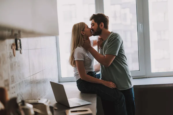 Adorável casal beijando passar tempo em casa na cozinha — Fotografia de Stock