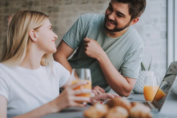 Cute female talking with man during break of work — Stock Photo, Image