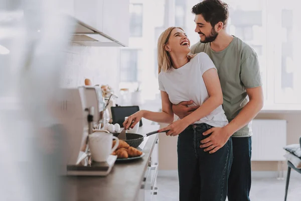 Jonge vrolijke echtgenoten genieten van ochtend tijd samen — Stockfoto