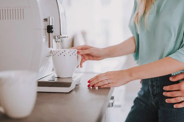 Café fraîchement infusé verse dans la tasse de la cafetière — Photo