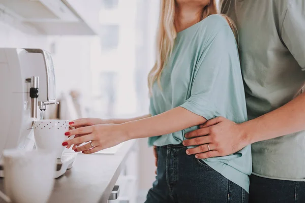 Lief paar genieten van ochtend koffie in keuken — Stockfoto