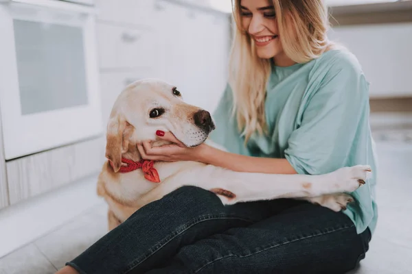 Menina emocionalmente sorridente olhando para seu cão com amor — Fotografia de Stock
