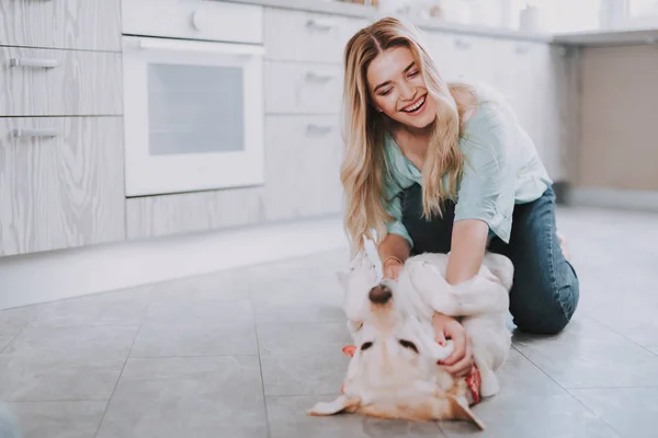 Mulher loira bonita com cão bonito dentro de casa — Fotografia de Stock