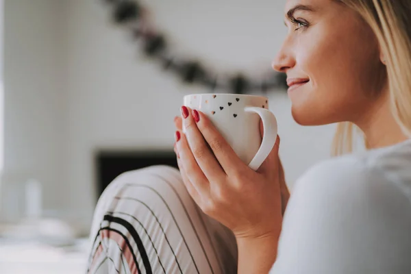 Primer plano de una mujer sonriente bebiendo té — Foto de Stock