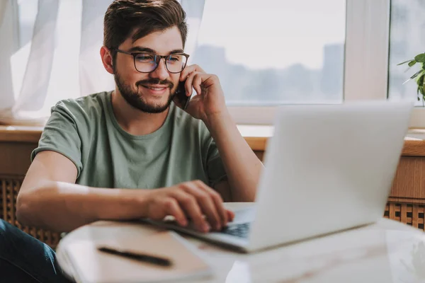 Cintura para cima de um homem sorrindo trabalhando no laptop — Fotografia de Stock