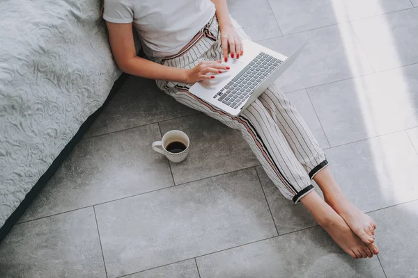 Női szövegíró használ a laptop, a munka — Stock Fotó