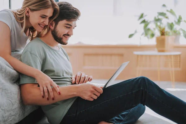 Trevlig kärleksfull kvinna kysser hennes älskade make — Stockfoto