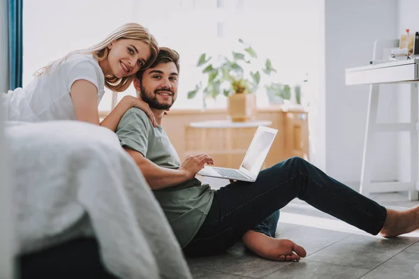 Schönes Liebespaar, das sich zusammen im Schlafzimmer ausruht — Stockfoto