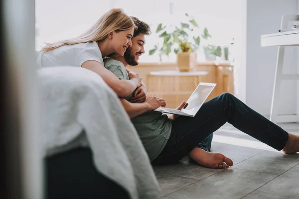 Agradable mujer sonriente abrazando a su novio en casa — Foto de Stock