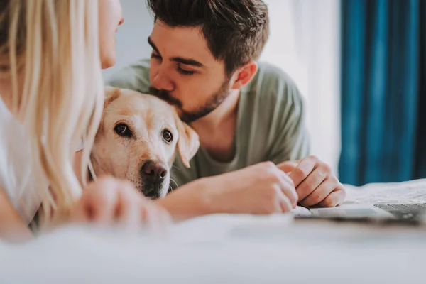 Trevligt ungt par vilar med sin hund — Stockfoto